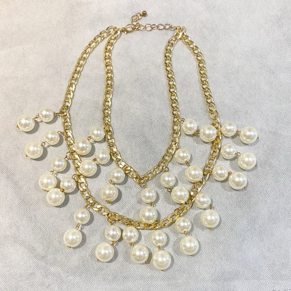 Elegant Gold and Pearl Necklace